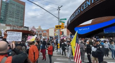 篮网主场首战涌现大批抗议者 人群高喊:支持欧文!